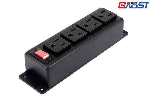 现时代的塑料插座带有一层很安全绝缘衣，让我们更加安心的使用！