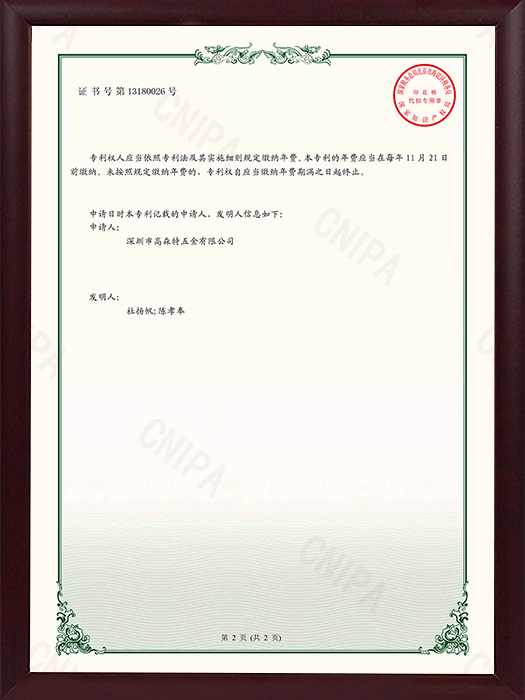 一种带防护盖的多功能插座